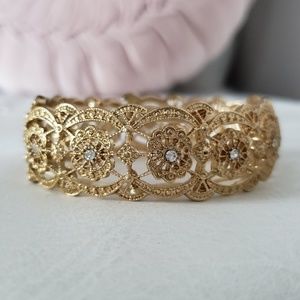 NWOT Francesca's Gold Tone Floral Bracelet